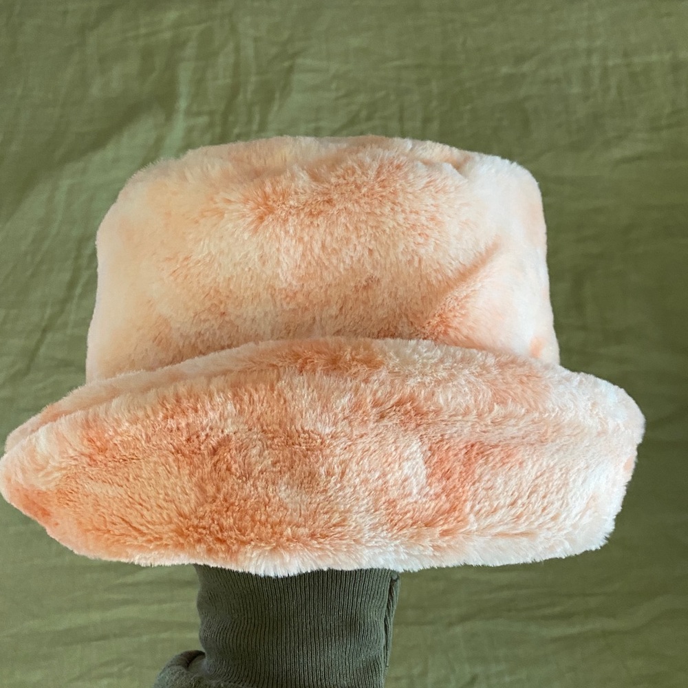 Furry peach bucket hat